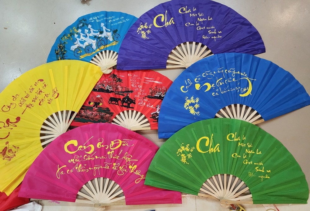 Những chiếc quạt thủ công của làng Chàng Sơn